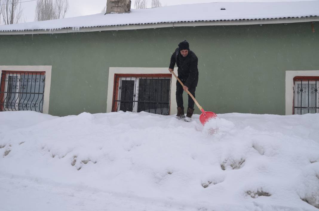 Hakkari ve Yüksekova’da kar 2 metreyi aştı. Tek katlı evler ve ahırlar kara gömüldü 10